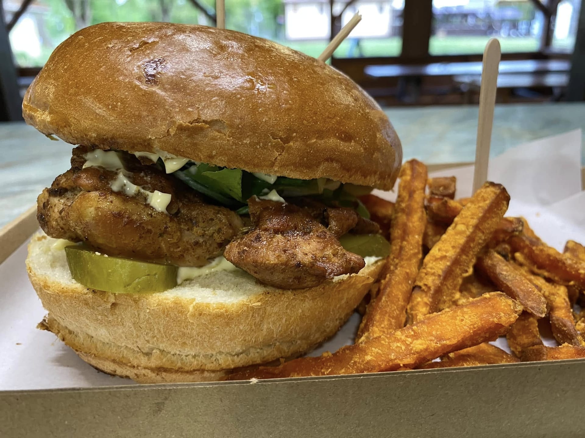 Csirkés burger édesburgonya-hasábbal