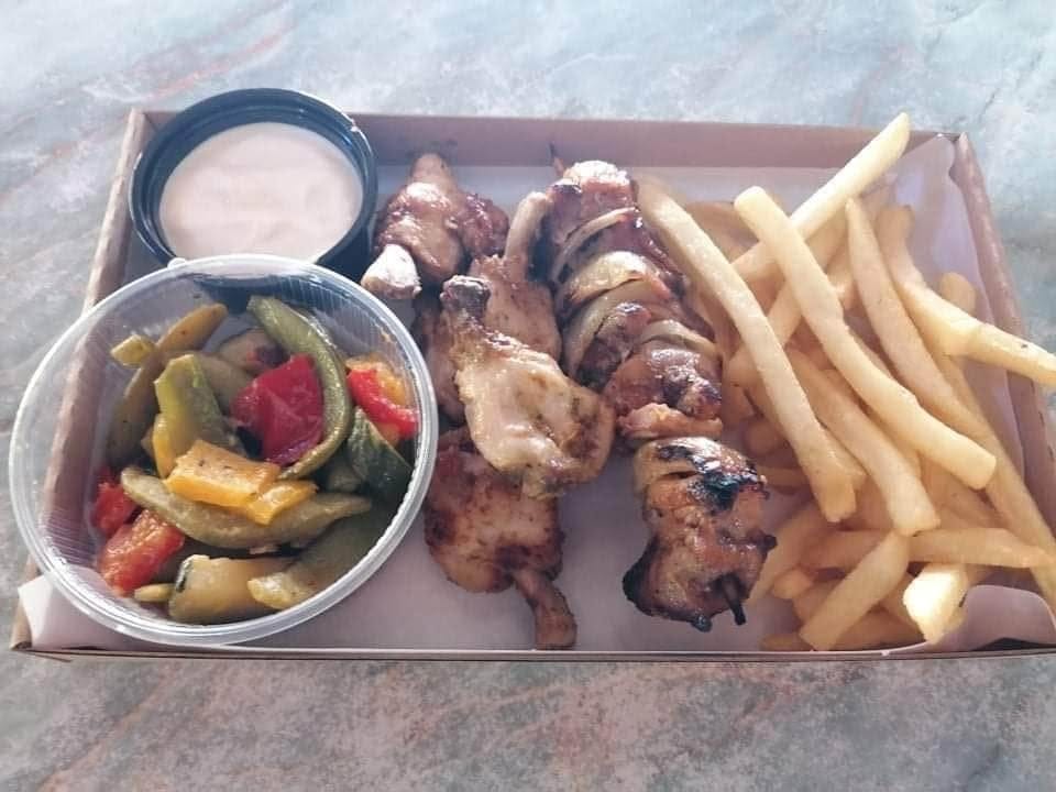 Csirkenyárs tálon, hasábburgonyával és grillzöldséggel