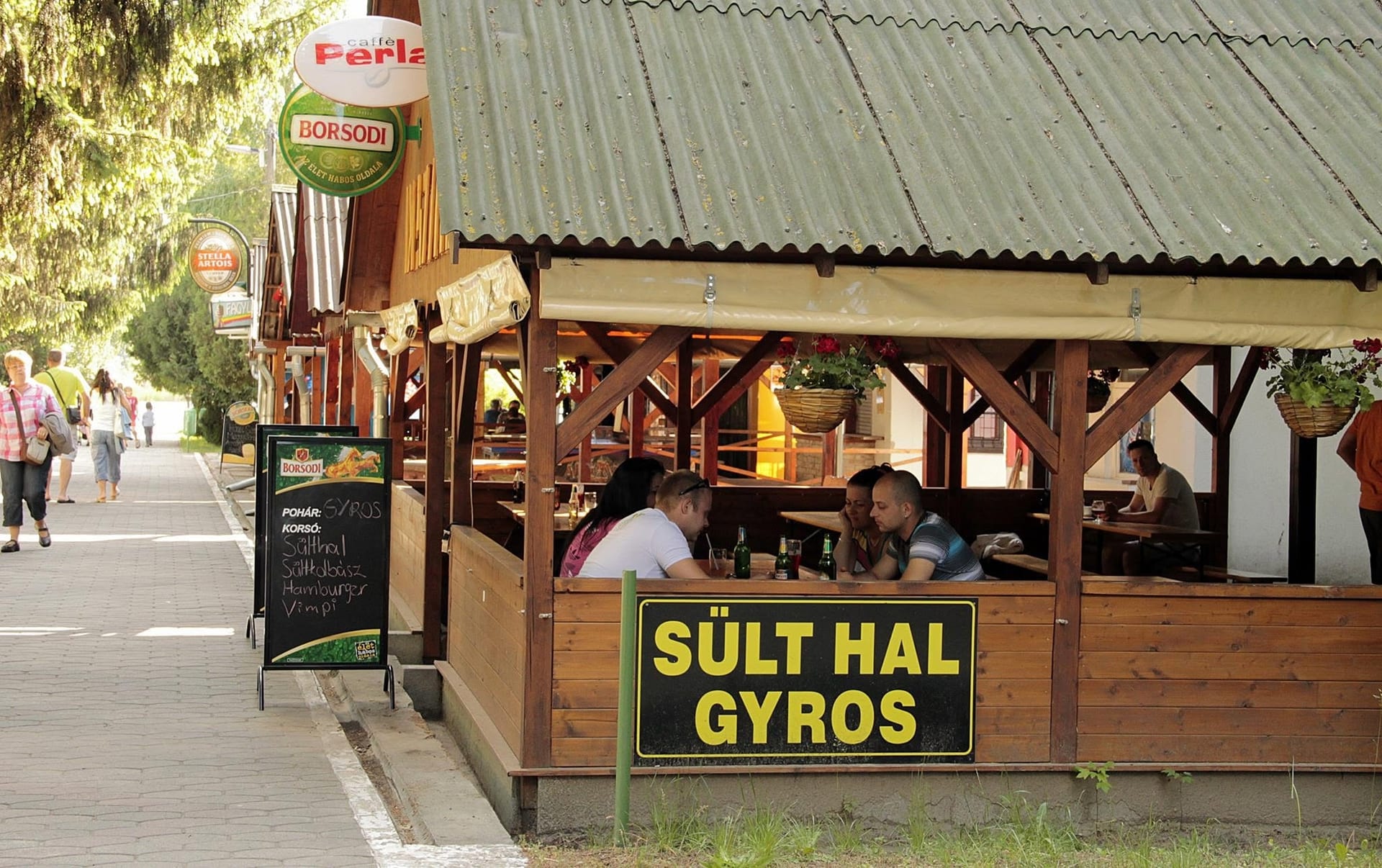 A Deszkabár fa pavilonja a Kunfehértói tóparton, vendégekkel